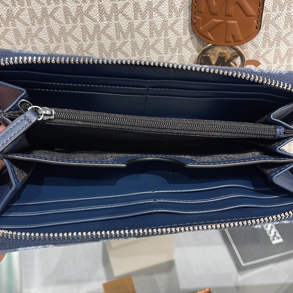Michael Kors Men’s Women’s Cooper Tech Zip Around Wallet
Navy Multi Unisex
NWT - Picture 8 of 16